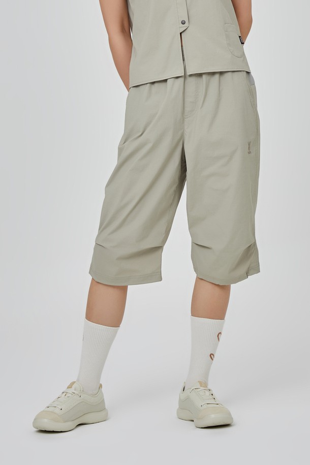 코나 7부 포켓 팬츠 여자 (다크 베이지)는 편안함과 스타일을 모두 갖춘 여성용 7부 포켓 바지입니다. 일상, 캐주얼 스타일에 적합하며, 봄, 여름에 시원하게 착용할 수 있습니다. 나일론, 면, 폴리우레탄, 폴리에스테르 혼방 소재로 제작되어 신축성 있는 착용감을 선사합니다. 7개의 포켓, 밑단 스트링 조절, 통기성 좋은 디자인이 특징이며, 동네 마실룩, 여행룩, 산책룩 등 다양한 TPO에 활용할 수 있습니다. 레귤러핏으로 스포티하면서도 캐주얼한 무드를 연출하여 미니멀한 스타일을 완성합니다.
