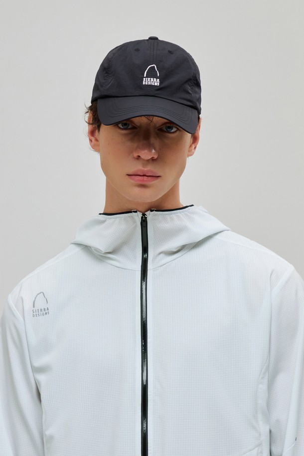 시에라디자인 로고 자수 볼캡 BLACK은 가볍고 시원한 착용감을 선사하는 블랙 컬러의 볼캡입니다. 나일론 소재로 제작되어 봄, 여름, 가을 계절에 적합하며, 일상 및 아웃도어 활동 모두 활용 가능합니다. 모자 깊이는 16~16.5cm, 챙 넓이는 7.3~7.5cm이며, 부드러운 촉감과 내추럴 주름 워싱이 특징입니다. 볼캡 전면에 시에라디자인 로고 자수가 포인트로 들어가 있으며, 스웨트밴드 적용으로 쾌적한 착용감을 제공합니다. 캐주얼, 미니멀, 스포티한 스타일은 물론 여행룩에도 잘 어울리는 아이템입니다.
