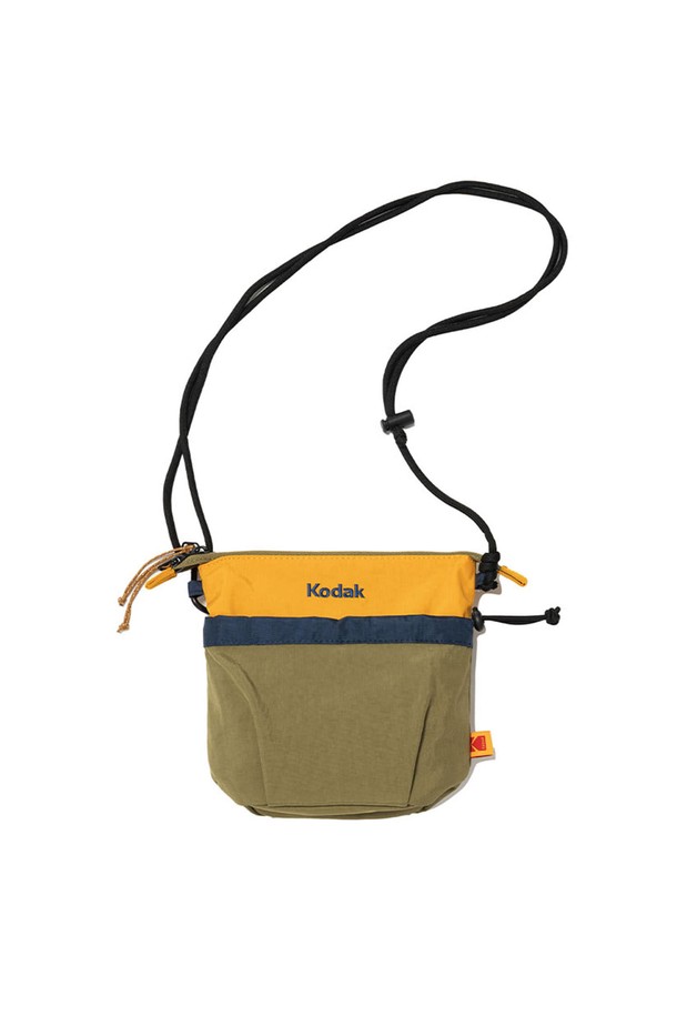 하디 스트링 미니 크로스백 (KHAKI)은 여성 고객을 위한 미니 사이즈 크로스백입니다. 카키, 옐로우, 네이비 세 가지 색상으로 출시되었으며, 가볍고 튼튼한 나일론 소재로 제작되었습니다. 가방 전면에 링 디테일이 돋보이며, 스트링으로 포인트를 더해 미니멀하면서도 캐주얼한 스타일을 연출합니다. 지퍼형 잠금 방식으로 내용물을 안전하게 보관할 수 있으며, 데이트룩, 쇼핑룩, 카페룩 등 다양한 TPO에 활용 가능합니다.
