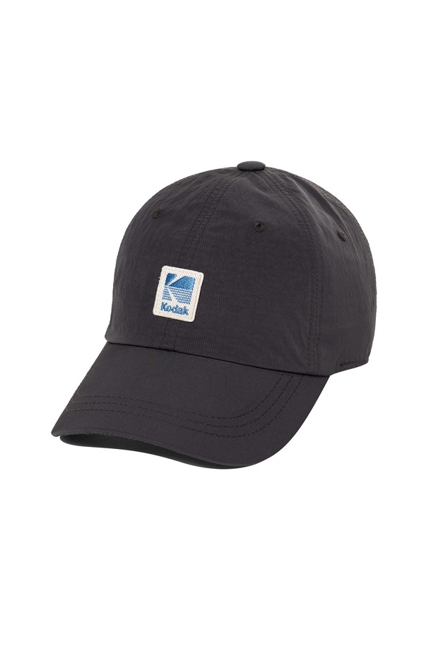 릴렉스핏 블루로고 볼캡 GREY는 캐주얼, 미니멀, 스포티 스타일을 즐기는 분들을 위한 볼캡입니다. 나일론과 폴리에스테르 혼방 소재로 제작되어 가볍고 편안한 착용감을 선사하며, 산책룩, 여행룩 등 다양한 TPO에 활용하기 좋습니다. 깊은 모자 깊이와 17.5cm의 넉넉한 챙 넓이로 안정적인 핏을 제공하며, 커브드 프론트 디자인으로 세련된 느낌을 더했습니다. 릴렉스핏으로 편안함을 강조하였으며, 백스트랩 버클 조절을 통해 사이즈를 맞출 수 있습니다.
