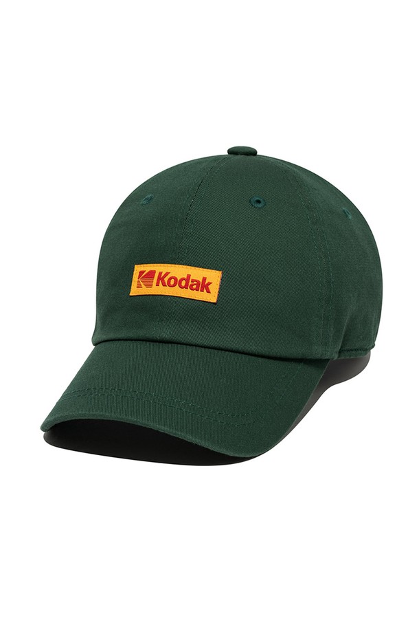 시그니처핏 컬러플러스 볼캡 GREEN은 산책룩과 캐주얼, 미니멀 스타일을 즐겨 입는 분들을 위한 모자입니다. 부드러운 촉감의 면 소재로 제작되어 봄, 여름, 가을에 착용하기 좋으며, 일반적인 모자 깊이와 챙 넓이로 편안한 착용감을 선사합니다. 그린 색상의 무지 디자인에 시그니처 핏과 로고 디자인 장식으로 포인트를 더해 베이직하면서도 세련된 스타일을 연출합니다. 데일리룩에 포인트 아이템으로 활용하여 개성 있는 스타일을 완성해보세요.
