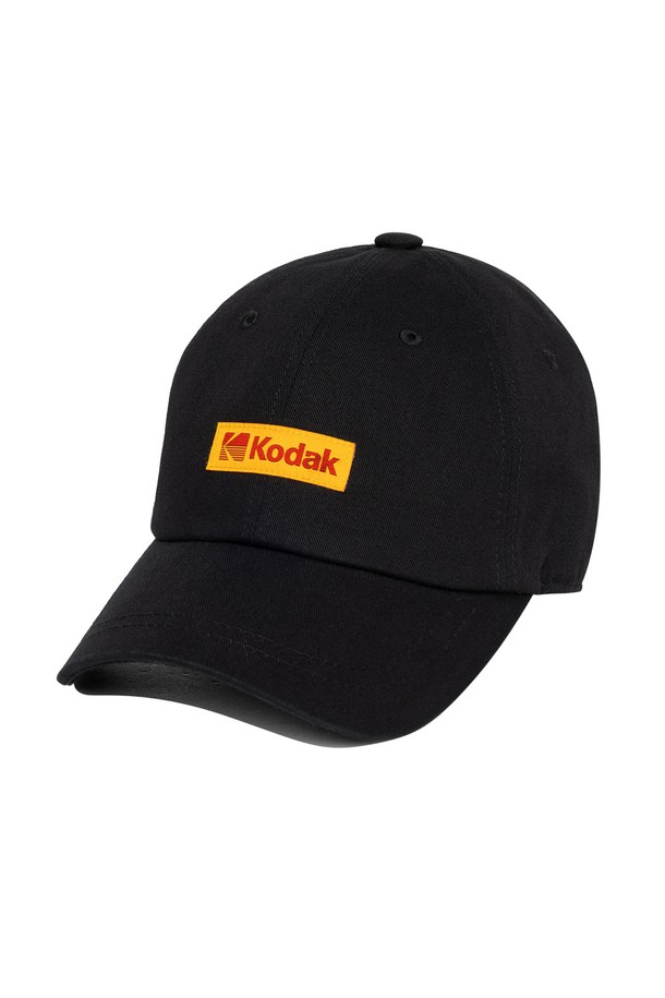 시그니처핏 컬러플러스 볼캡 BLACK은 캐주얼, 미니멀 스타일을 즐겨 입는 남녀 모두에게 잘 어울리는 모자입니다. 부드러운 면 소재로 제작되어 편안한 착용감을 선사하며, 봄, 여름, 가을 계절에 활용하기 좋습니다. 블랙 컬러에 시그니처 로고 디자인이 돋보이며, 일반적인 깊이와 챙 넓이로 제작되어 데일리 아이템으로 손색없습니다. 뒷면의 사이즈 조절 기능으로 머리 둘레에 맞게 편안하게 착용할 수 있습니다.
