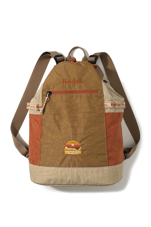 하디 스트링 버킷 백팩 (15L) 오렌지는 여행룩, 캐주얼, 미니멀, 스포티 스타일을 위한 남성용 백팩입니다. 15L 사이즈의 미디엄 크기로, 나일론 소재에 오렌지 컬러가 특징입니다. 버킷 형태에 조임 끈 잠금 방식으로 내용물을 안전하게 보호하며, 소지품 고리와 손잡이가 있어 편리합니다. 여행 및 일상에서 폭넓게 활용할 수 있는 실용적인 가방입니다.
