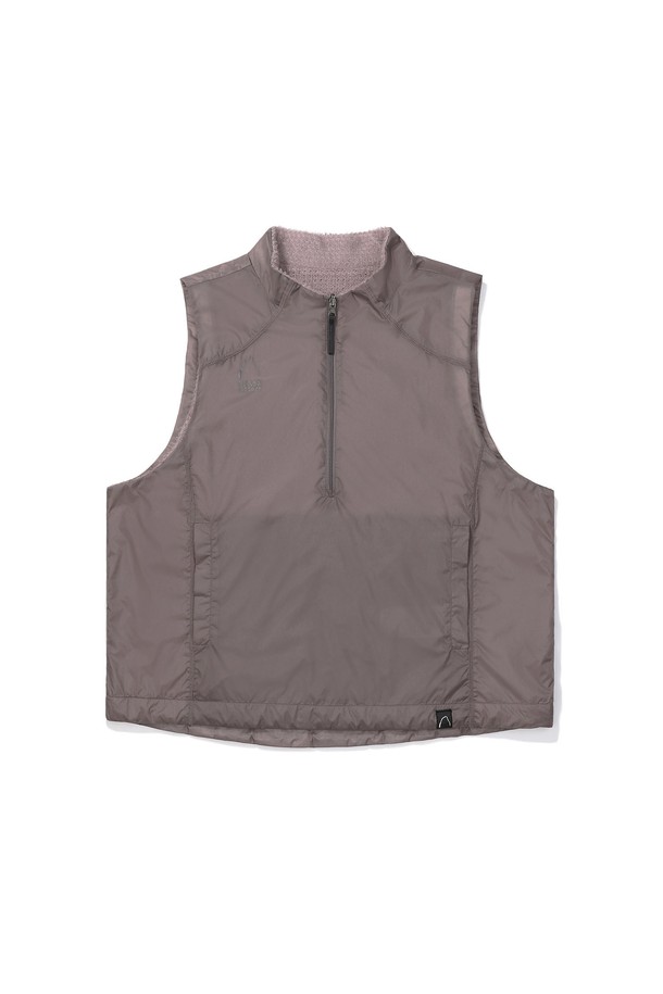 W(모스) 모스 폴라텍 알파 다이렉트 90 리버시블 베스트 LIGHT BLUEBERRY는 아웃도어 활동과 일상에서 모두 활용 가능한 베스트입니다. 가을, 겨울 시즌에 적합하며, 스포티하면서도 미니멀한 스타일을 연출합니다. 가볍고 부드러운 폴리에스터, 나일론 혼방 소재에 Polartec Alpha Direct 90g를 사용하여 보온성과 통기성을 동시에 제공합니다. 리버시블 디자인으로 다양한 스타일을 연출할 수 있으며, 방수 및 방풍 기능을 갖춰 변덕스러운 날씨에도 쾌적하게 착용 가능합니다. 등산, 가을 나들이, 겨울 데일리룩 등 폭넓은 TPO에 활용하기 좋습니다.
