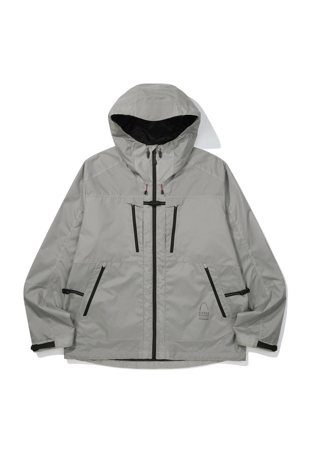 카파시터(CAPACITOR) 2레이어 하드쉘 재킷 GREY는 아웃도어 활동과 하이킹에 적합한 남녀 공용 하드쉘 재킷입니다. 방수, 방풍 기능과 2레이어 구조로 제작되어 봄, 가을, 겨울 계절에 착용하기 좋습니다. 스포티한 스타일의 무지 디자인으로, 레귤러핏과 긴소매, 집업 여밈 방식으로 활동성을 높였습니다. 4개의 전면 포켓, 벨크로 소매 조절, 드로우스트링 밑단, 하이넥 후드 등의 디테일이 돋보이며, 등산룩, 캠핑룩, 가을 나들이룩 등 다양한 TPO에 활용 가능합니다. 나일론과 폴리에스테르 혼방 소재로 제작되어 두꺼운 두께감을 자랑합니다.
