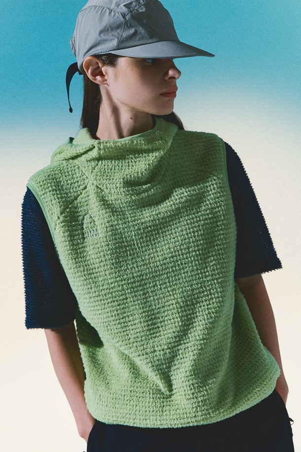 모스(MOSS) 폴라텍 알파 다이렉트 120 베스트 YELLOW GREEN은 일상, 아웃도어 활동은 물론 레이어링까지 가능한 활용도 높은 베스트입니다. 봄, 가을 간절기에 적합하며, 스포티, 캐주얼 스타일을 연출할 수 있습니다. 옐로우 그린 컬러의 무지 디자인으로 어떤 옷에도 잘 어울립니다. 120g/sqm 두께의 폴리에스테르 소재로 제작되어 부드러운 촉감을 선사하며, 흡습, 속건, 통기, 보온, 체온 조절 기능을 갖춰 쾌적한 착용감을 제공합니다. 산책, 캠핑, 등산 등 다양한 TPO에 스포티, 캐주얼, 고프코어 스타일로 연출해보세요.
