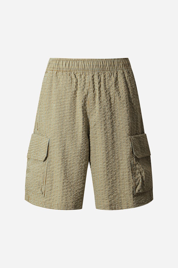 유니) 올데이체크 반바지(BROWN)는 여름철 시원하게 입기 좋은 캐주얼 반바지입니다. 브라운 컬러의 체크 패턴이 돋보이며, 레귤러핏과 세미오버 핏으로 편안한 착용감을 선사합니다. 통기성이 우수한 시어서커 소재로 제작되어 쾌적함을 유지하며, 아웃포켓 디테일로 실용성을 더했습니다. 가볍고 몸에 달라붙지 않아 캠핑, 여행, 휴가 등 다양한 TPO에 활용하기 좋습니다. 미니멀, 리조트 스타일을 즐기는 분들께 추천합니다.
