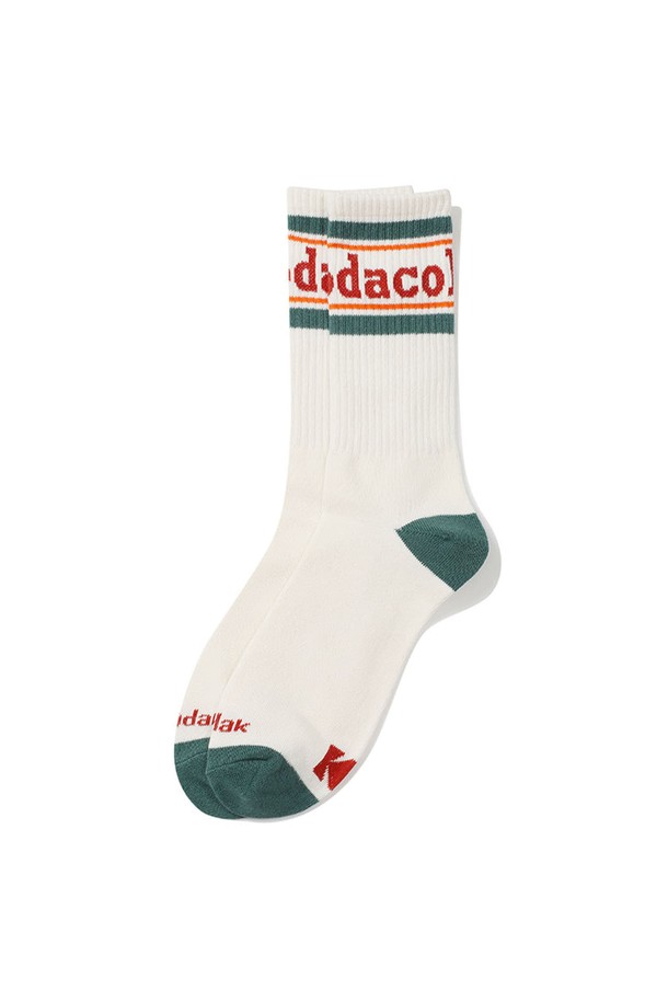 코다컬러 크루 삭스 다크 그린은 아이보리 베이스에 코닥 컬러 위빙 디테일과 시그니처 라인 디자인이 돋보이는 양말입니다. 면, 폴리에스테르, 폴리우레탄 혼방 소재로 제작되어 부드러운 촉감과 신축성을 제공하며, 사계절 내내 활용 가능합니다. 중간 두께의 미드카프 길이로 편안한 착용감을 선사하며, 캐주얼, 미니멀, 클래식 스타일을 모두 소화합니다. 산책룩이나 동네 마실룩에 매치하여 세련된 포인트를 더해보세요.
