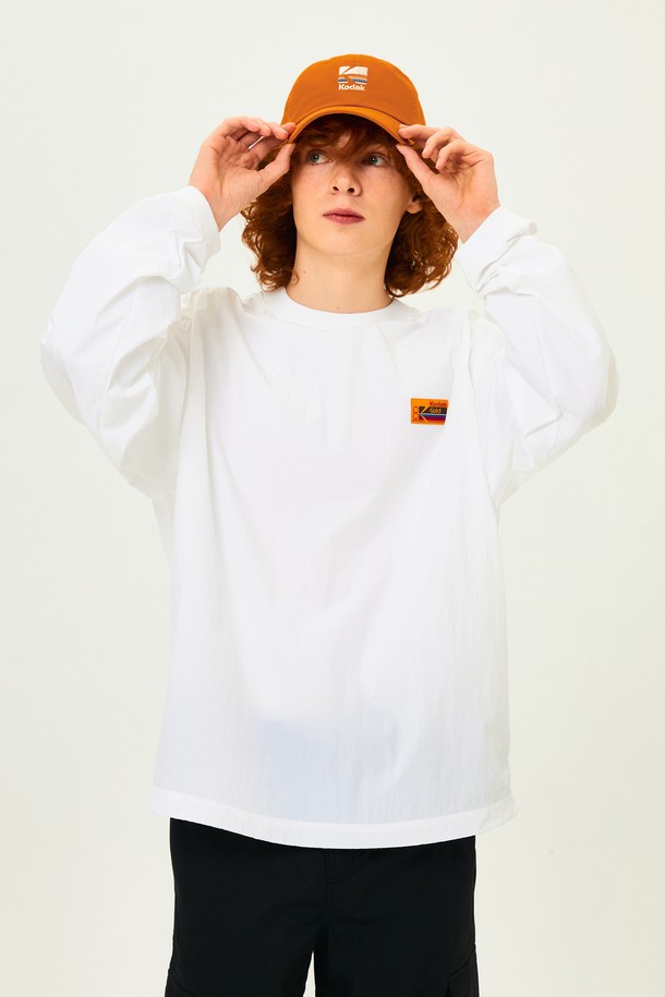 시그니처핏 레인보우 자수 볼캡 ORANGE는 부드러운 면 소재로 제작되어 편안한 착용감을 선사합니다. 오렌지 컬러에 레인보우 자수와 로고 테이프, 버클 디자인이 특징이며, 캐주얼, 미니멀, 스트리트 스타일을 연출하기 좋습니다. 안정적인 깊이의 모자 챙과 부드러운 촉감으로, 동네 마실룩, 산책룩, 여행룩 등 다양한 TPO에 활용할 수 있습니다. 뒷면 버클로 사이즈 조절이 가능하며, 시그니처 릴랙스핏 디자인으로 편안함을 더했습니다. 고밀도 코튼 트윌 소재로 제작되어 사계절 내내 착용하기 좋습니다.
