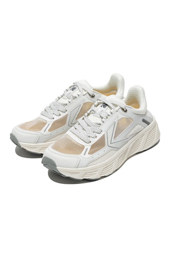 **KLASH (클래시) WHITE**는 가볍고 편안한 착용감을 선사하는 남성용 운동화입니다. 화이트, 블랙, 아이보리 세 가지 색상으로 출시되어 어떤 스타일에도 잘 어울립니다. 폴리에스터, 합성가죽, EVA, 합성고무 등 다양한 소재를 사용하여 내구성을 높였으며, 메쉬 어퍼와 통기성, 재귀반사 기능을 통해 쾌적함과 안전성을 더했습니다. 일상, 동네 마실, 산책 등 다양한 TPO에 맞춰 캐주얼, 미니멀, 스포티 스타일을 연출할 수 있습니다. KLASH (클래시) WHITE는 당신의 발걸음을 더욱 가볍고 스타일리시하게 만들어 줄 것입니다.
