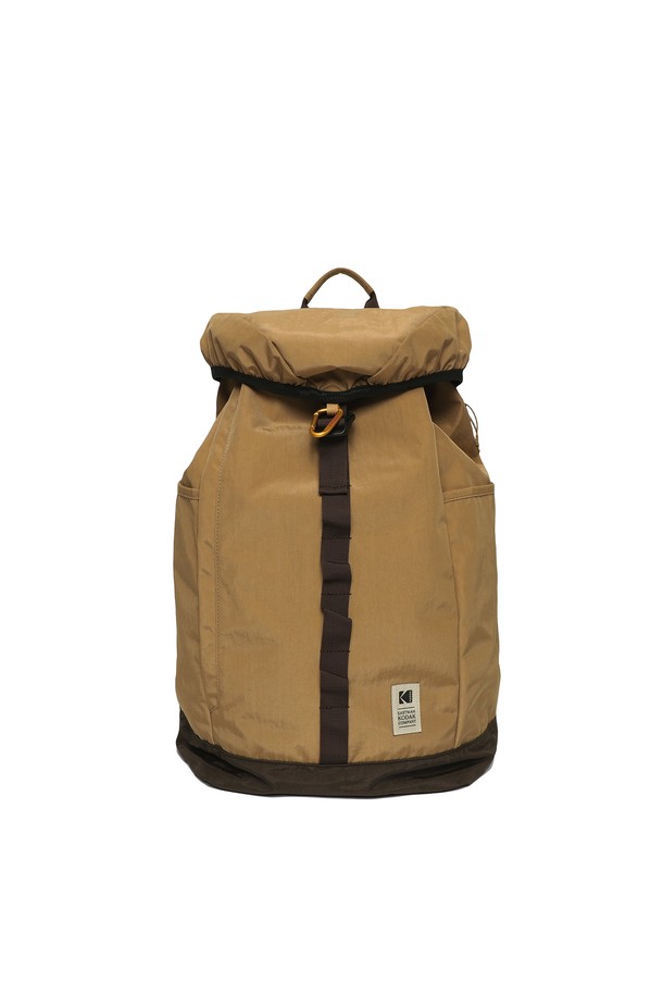 하디 오버사이즈 백팩 (28L) 베이지는 28L의 넉넉한 수납공간을 제공하는 남성용 백팩입니다. 고밀도 나일론 소재로 제작되어 튼튼하며, 버클과 카라비너 디테일로 디자인 포인트를 더했습니다. 전면 포켓 사이드 지퍼, 16인치 전자기기 수납공간, 양 사이드 수납공간을 갖춰 실용성을 높였습니다. 분실 방지 기능과 캐리어 결합이 가능하여 여행룩, 캐주얼, 미니멀, 시티보이 스타일에 잘 어울립니다. 코닥 컬러 시그니처 포인트가 돋보이는 베이지 및 카키 색상으로 출시되었습니다.
