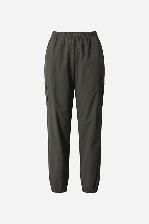 여성) 웜블 카고 슬림핏 조거팬츠(D.CHARCOAL GREY)는 다크차콜그레이 색상의 여성용 조거팬츠입니다. 일상생활과 스포츠 활동 모두에 적합하며, 봄, 가을에 착용하기 좋습니다. 슬림핏과 조거핏을 혼합하여 편안하면서도 스타일리시한 핏을 연출합니다. 허리 밴딩 처리로 활동성을 높였으며, 카고 포켓 디테일로 실용성을 더했습니다. 스포티하면서도 캐주얼한 스타일을 완성하는 필수 아이템입니다.
