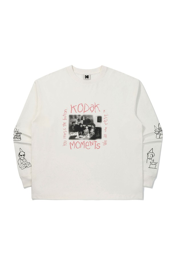 현예슬 작가의 감성을 담은 [모먼츠] 긴팔 티셔츠 WHITE입니다. 부드러운 촉감의 면과 폴리에스테르 혼방 소재로 제작되어 봄, 가을 일상에서 편안하게 착용하기 좋습니다. 오버핏과 릴랙스핏의 여유로운 실루엣으로 캐주얼한 스타일을 연출하며, 라운드넥 디자인으로 편안함을 더했습니다. 코로나 가공 처리된 기능성 원단에 현예슬 작가의 감각적인 그래픽 프린트가 더해져 소장 가치를 높였습니다. 얇은 두께감으로 활동성을 높이고, 시원한 냉감 기능을 갖춰 쾌적하게 착용할 수 있습니다.
