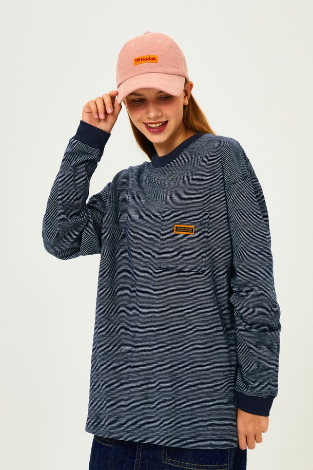 **시그니처핏 코듀로이 볼캡 PINK**

부드러운 코듀로이 소재와 핑크 컬러가 돋보이는 시그니처핏 볼캡입니다. 일상, 산책, 봄 소풍 등 다양한 TPO에 활용하기 좋은 아이템입니다. 부드러운 곡선의 전면부와 시그니처 핏 디자인으로 편안한 착용감을 선사합니다. 캐주얼, 미니멀, 클래식 스타일 모두 소화 가능한 활용도 높은 모자입니다. 톤온톤 코디 또는 포인트 아이템으로 활용하여 스타일리시함을 더해보세요.
