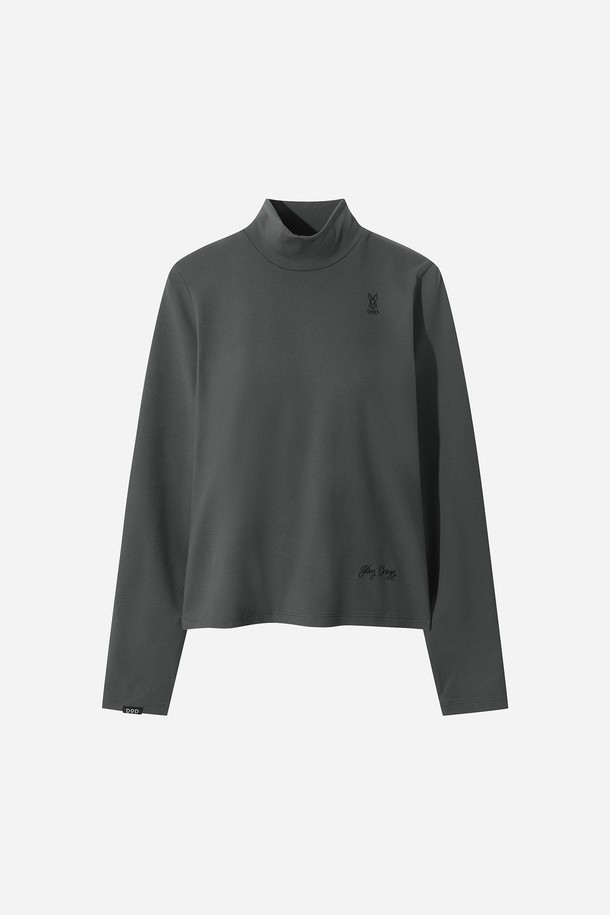 이 여성 에센셜 모크넥 긴팔 티셔츠(CHARCOAL)는 가을, 겨울철 피트니스룩과 일상 룩에 모두 활용하기 좋은 제품입니다. 스포티하면서도 미니멀한 스타일을 추구하는 여성에게 적합하며, 차콜 컬러의 무지 디자인으로 어떤 하의와도 잘 어울립니다. 모크넥 디자인과 긴소매 기장으로 보온성을 높였으며, 에센셜 라인으로 제작되어 기본적인 데일리 아이템으로 활용하기 좋습니다.
