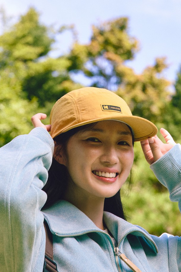 코다커리 다잉 캠프캡 옐로우는 캐주얼, 미니멀, 스포티한 스타일을 즐기는 모든 분들을 위한 모자입니다. 봄, 여름, 가을 시즌에 착용하기 좋으며, 일상, 산책, 여행 등 다양한 TPO에 활용할 수 있습니다. 웨이브 다잉 패턴의 옐로우 컬러가 돋보이며, 나일론 소재로 제작되어 가볍고 통기성이 우수합니다. 15.5~16cm의 모자 깊이와 뒷면 벨크로 스트랩으로 사이즈 조절이 가능해 편안한 착용감을 선사하며, 메쉬 안감과 땀 흡수 밴드로 쾌적함을 더했습니다.
