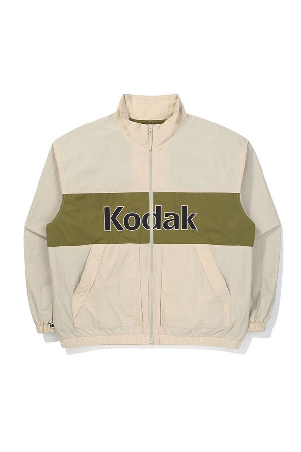 아이보리 컬러의 컬러블럭과 빅 로고 디자인이 돋보이는 안감 자켓입니다. 공용으로 착용 가능하며, 봄, 가을 시즌에 적합합니다. 나일론과 폴리에스테르 혼방 소재로 제작되어 방수 및 방풍 기능이 있으며, 중간 두께감으로 적절한 보온성을 제공합니다. 세미 오버핏으로 편안한 착용감을 선사하며, 집업 스타일로 간편하게 입고 벗을 수 있습니다. 스포티와 캐주얼 무드를 동시에 연출하여 다양한 스타일링에 활용하기 좋습니다.

