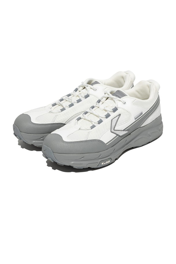 **KODACHROME X (코다크롬 엑스) GREY**는 남성용 운동화로, 데일리룩과 야외활동에 적합합니다. 그레이, 옐로우, 아이보리 컬러로 출시되었으며, 사계절 모두 착용 가능합니다. 합성가죽, 폴리에스터, 폴리우레탄 등 다양한 소재를 사용하여 편안함과 내구성을 높였습니다. 두 가지 형태의 메쉬 조직과 K 레터 로고 포인트가 특징이며, 캐주얼, 스포티, 미니멀 스타일을 연출하기 좋습니다. 산책룩에 완벽하게 어울리는 스타일리시한 디자인의 운동화입니다.
