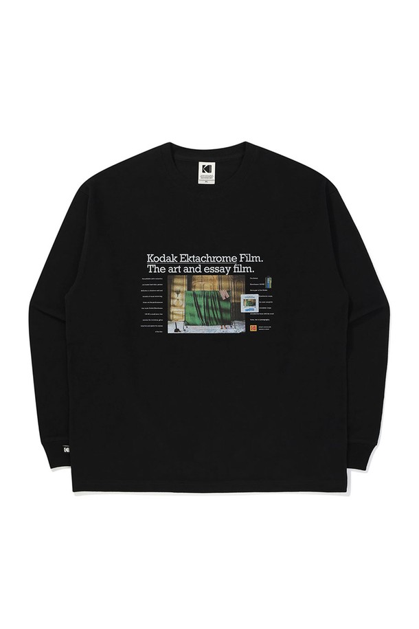 피치기모 그래픽 긴팔 티셔츠 BLACK는 부드러운 촉감의 면 소재로 제작되어 가을, 겨울 시즌에 따뜻하게 착용할 수 있는 긴팔 티셔츠입니다. 세미 오버핏으로 편안한 착용감을 제공하며, 라운드넥 디자인으로 어떤 스타일에도 잘 어울립니다. 블랙, 베이지, 화이트 세 가지 색상으로 출시되어 취향에 맞게 선택할 수 있으며, 코닥 아카이브 디자인 그래픽으로 포인트를 더했습니다. 캐주얼, 미니멀, 클래식 스타일을 즐겨 입는 분들께 겨울 데일리룩, 집콕룩, 산책룩 등 다양한 TPO에 활용하기 좋은 아이템입니다.
