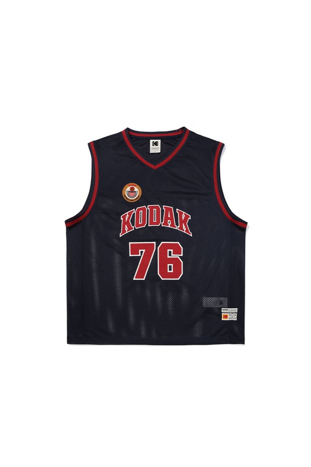 네이비 컬러의 바스켓볼 메쉬 탑입니다. 통기성이 좋은 메쉬 소재로 제작되어 여름철 스포츠 활동이나 일상복으로 시원하게 착용할 수 있습니다. 민소매 디자인에 세미 오버핏으로 편안한 착용감을 제공하며, 라운드넥으로 깔끔한 느낌을 줍니다. 신축성이 뛰어나 활동성을 높였으며, 로고 또는 프린트 패턴으로 스포티한 무드를 더했습니다. 얇은 두께감으로 비침이 있을 수 있습니다.
