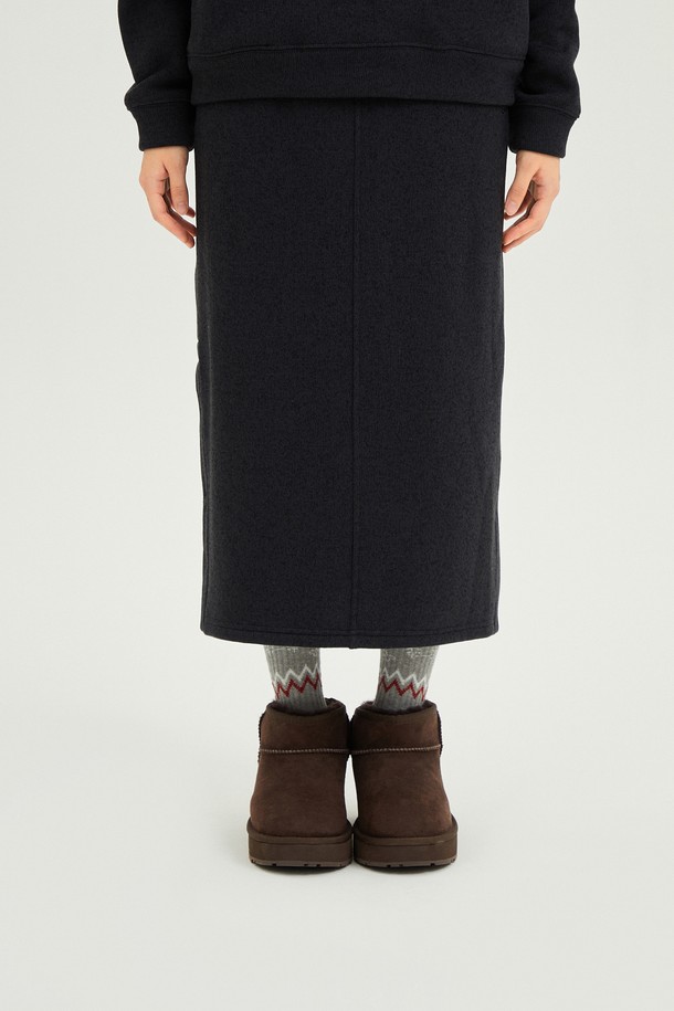 여성) 템프니트 스커트(BLACK)는 가을과 겨울에 어울리는 여성용 니트 스커트입니다. 부드러운 촉감의 두꺼운 니트 소재로 제작되어 따뜻하고 편안한 착용감을 선사합니다. H라인의 레귤러 핏으로 미니멀하고 베이직한 스타일을 연출하며, 일상, 출근룩, 모임룩 등 다양한 TPO에 활용 가능합니다. 무지 디자인의 블랙 컬러로 어떤 상의와도 쉽게 매치하여 클래식하고 캐주얼한 스타일을 완성할 수 있습니다. 템프니트 스커트는 미니멀한 디자인을 선호하는 분들께 추천합니다.
