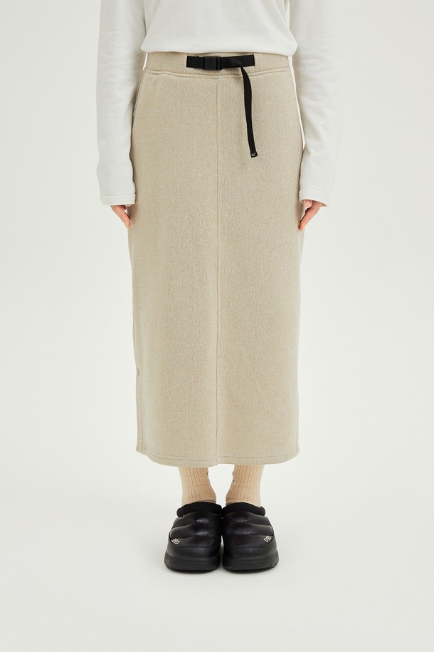 **여성) 템프니트 스커트(아이보리)**

부드러운 촉감의 여성용 템프니트 스커트입니다. 따뜻하고 두꺼운 두께감으로 가을, 겨울에 착용하기 좋으며, H라인 핏으로 레귤러핏을 선사합니다. 미디 기장의 아이보리 컬러 무지 스커트로, 미니멀하고 베이직한 스타일을 연출할 수 있습니다. 벨트 디테일이 있어 출근룩을 포함한 다양한 일상 룩에 활용하기 좋습니다.
