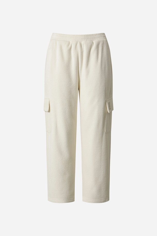 **여성) 테리업 에센셜 팬츠(IVORY)**는 부드러운 테리 소재로 제작되어 편안한 착용감을 선사합니다. 아이보리 컬러의 무지 디자인에 루즈핏으로 제작되어 스포티하면서도 캐주얼한 스타일을 연출합니다. 허리 밴딩과 카고 포켓 디테일이 특징이며, 여름철 휴가룩 또는 피트니스룩으로 활용하기 좋습니다. 활동적인 일상에 미니멀한 감각을 더해주는 반바지입니다.
