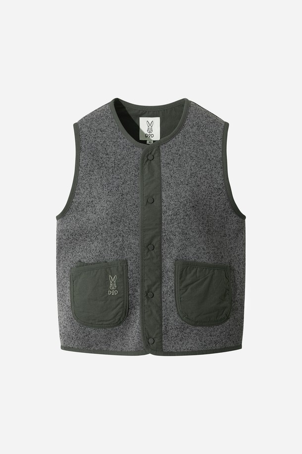 **여성) 템프니트 베스트(D.CHARCOAL GREY)**

가을과 겨울에 따뜻하게 입을 수 있는 여성용 '템프니트' 베스트입니다. 다크차콜그레이 컬러의 무지 디자인으로, 베이직하고 캐주얼한 스타일을 연출하기 좋습니다. 부드러운 촉감의 울 소재로 제작되었으며, 레귤러핏 라운드넥 민소매 디자인으로 다양한 스타일링에 활용할 수 있습니다. 출근룩이나 모임룩 등 TPO에 맞춰 캐주얼, 클래식, 미니멀 무드로 연출해보세요. 포켓 디테일이 있어 실용성을 더했습니다.
