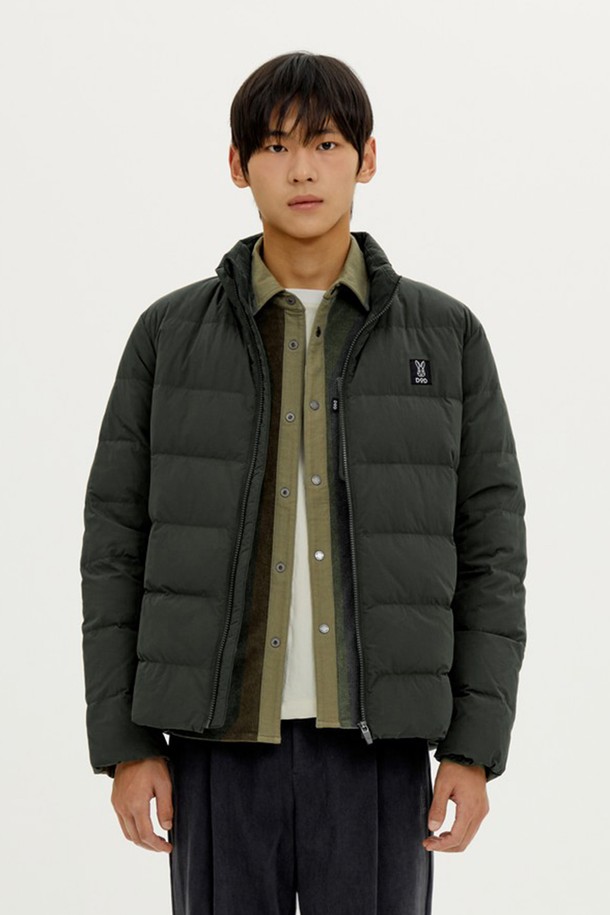 유니(UNI) 코나 라이트 D7 스탠넥 다운 재킷은 일상, 스포츠 활동에 적합한 유니섹스 다운 재킷입니다. 스포티하면서도 캐주얼한 스타일로, 등산룩, 캠핑룩, 고프코어 스타일을 연출하기 좋습니다. 두께감 있는 나일론 소재로 제작되어 부드러운 촉감을 제공하며, 보온성과 경량성을 갖춘 겨울철 필수 아이템입니다. 차분한 카키 컬러와 무지 디자인으로 어떤 옷에도 쉽게 매치할 수 있으며, 크롭 기장과 레귤러핏으로 트렌디한 스타일을 완성합니다. 집업 방식과 긴 소매, 스탠넥 디자인으로 보온성을 높였습니다.
