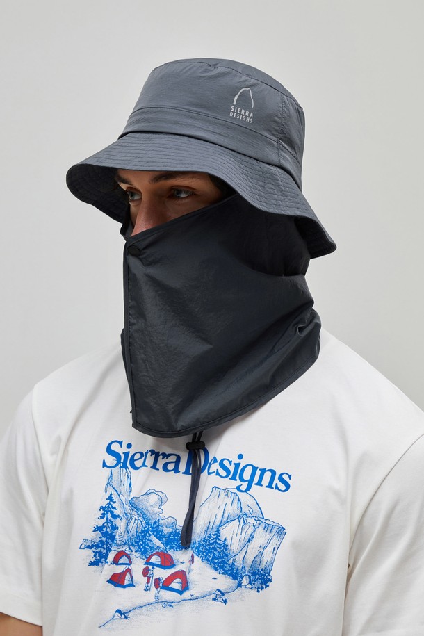 카슨(CARSON) 경량 선쉐이드 버킷햇 NAVY는 하이킹, 일상, 아웃도어 활동에 적합한 모자입니다. 얇은 두께감과 부드러운 촉감의 나일론, 폴리우레탄 혼방 소재로 제작되었으며, 중간 깊이의 모자와 7.3cm~7.8cm 챙 넓이로 편안한 착용감을 제공합니다. 턱끈과 탈부착 가능한 선쉴드가 디자인에 포함되어 있으며, 자외선 차단 기능과 사이즈 조절 스트링을 통해 활동성을 높였습니다. 컴팩스 소재 땀흡수 밴드와 반사 로고 디테일이 돋보이는 네이비 컬러의 무지 버킷햇으로, 캐주얼, 고프코어, 미니멀 스타일의 여행룩, 등산룩, 휴가룩에 매치하기 좋습니다.
