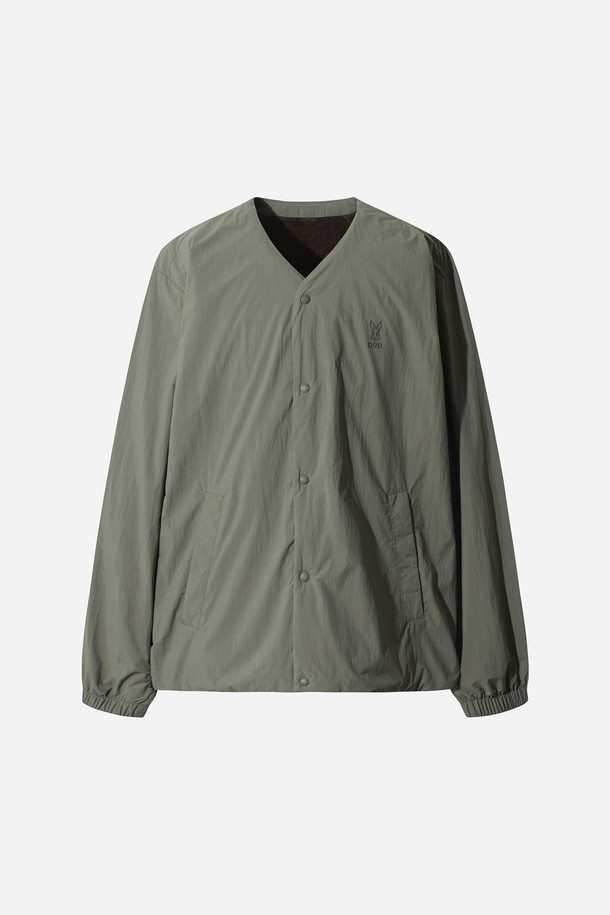 유니) 마이로 듀얼 리버시블 가디건 재킷은 차콜 그레이 색상의 유니섹스 가디건입니다. 봄, 가을에 어울리는 얇은 두께의 레귤러핏 가디건으로, 부드러운 촉감이 특징입니다. 버튼 여밈 방식에 무지 패턴이 돋보이며, 듀얼 착용이 가능한 리버시블 코트 타입입니다. 산책룩과 캐주얼, 스포티, 미니멀 스타일을 즐겨 입는 분들께 추천합니다. 긴 소매 기장으로 간절기에 유용하게 활용할 수 있습니다.
