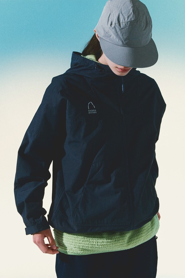 W) 그랜드마더십(GRAND MOTHERSHIP) 드라이쉴드 재킷 BLACK은 간절기 아웃도어 활동과 도심 속 일상생활에 적합한 자켓입니다. 시에라디자인의 텐트에서 영감을 받은 구조적 디자인과 입체 절개 설계를 통해 스포티하면서도 미니멀한 스타일을 연출합니다. 가볍고 발수성이 우수한 DRI SHIELD POLYESTER와 POLYPROPYLENE 소재를 사용하여 봄, 가을에 쾌적하게 착용할 수 있습니다. 경량, 발수, 방풍 기능을 갖춰 산책룩, 여행룩, 가을 나들이룩 등 다양한 TPO에 활용 가능합니다. 긴소매와 복각형 실루엣으로 세련된 핏을 제공합니다.
