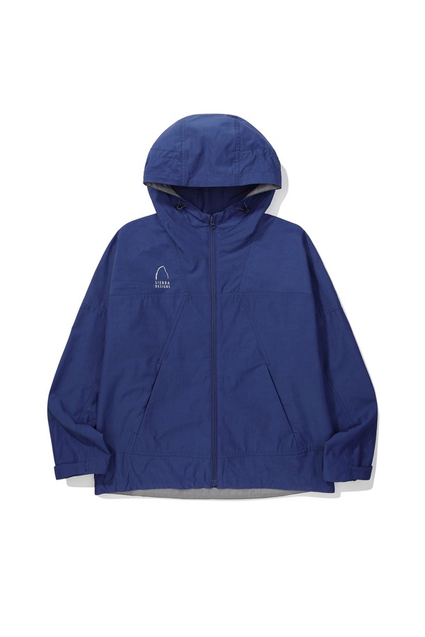 W) 그랜드마더십(GRAND MOTHERSHIP) 드라이쉴드 재킷 BLUE는 모던한 스타일의 간절기 아우터입니다. 톤 다운된 블루 컬러의 무지 디자인에, 가볍고 시원한 착용감의 폴리에스테르와 폴리프로필렌 혼방 소재로 제작되었습니다. 발수, 방풍 기능을 갖춘 경량 재킷으로, 입체적인 핏과 구조적 디자인이 돋보입니다. 시에라 디자인의 텐트에서 영감을 얻은 디자인과 현대적으로 재해석된 절개 구조는 독특한 스타일을 완성합니다. 산책, 여행, 등산 등 다양한 TPO에 미니멀, 고프코어, 캐주얼 스타일로 활용하기 좋습니다.
