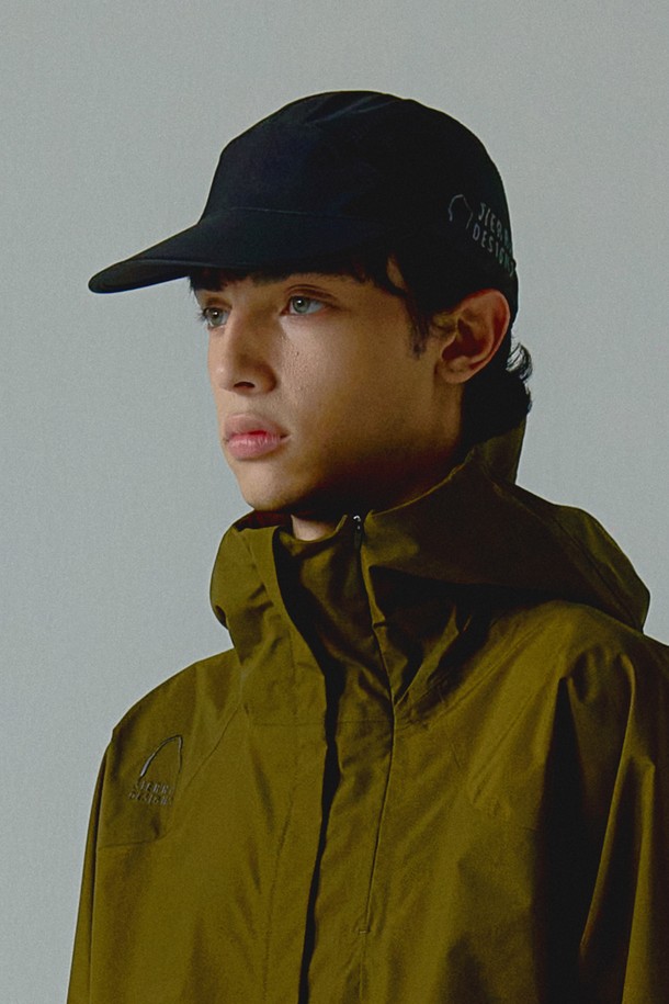 NEXUS(넥서스) 3레이어 캡 BLACK은 일상과 아웃도어 활동 모두에 적합한 남녀 공용 캡모자입니다. 사계절 착용 가능하며, 3레이어 소재를 사용하여 방수 기능을 갖춘 것이 특징입니다. 캐주얼, 미니멀, 고프코어 스타일 모두에 잘 어울리며, 무지 디자인에 로고 장식으로 포인트를 더했습니다. 일반적인 모자 깊이와 챙 넓이로 편안한 착용감을 제공하며, 나일론 소재를 사용하여 내구성을 높였습니다.
