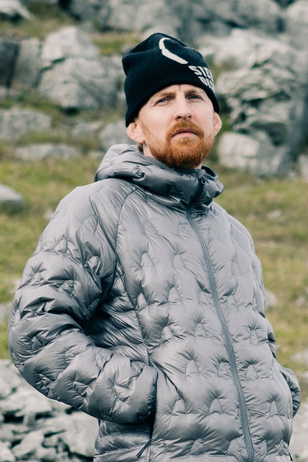 라플린(RAUGHLIN) 울 비니 BLACK는 깊은 모자 깊이와 두꺼운 두께감으로 뛰어난 보온성을 제공하는 모자입니다. 부드러운 촉감의 울 소재로 제작되어 편안한 착용감을 선사하며, 무지 디자인으로 어떤 스타일에도 잘 어울립니다. 일상, 아웃도어 활동은 물론, 출근룩과 캠핑룩에도 활용 가능하며, 캐주얼, 미니멀, 클래식 스타일을 즐겨 입는 분들께 추천합니다. 가을, 겨울 시즌에 따뜻함과 스타일을 동시에 잡을 수 있는 필수 아이템입니다. 블랙 컬러로 어떤 옷에도 매치하기 용이합니다.
