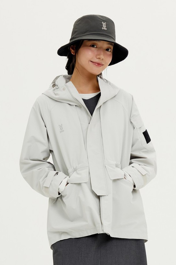 여성용 하우웨더 2L 재킷(아이보리 다크)입니다. 봄, 가을 시즌에 적합하며, 아웃도어 활동과 일상생활 모두에서 활용 가능한 방수, 방풍 기능의 재킷입니다. 레귤러핏으로 편안하게 착용 가능하며, 레귤러 기장의 긴소매 디자인입니다. 아이보리 컬러의 무지 디자인으로 캐주얼, 스포티, 미니멀 스타일을 모두 소화할 수 있습니다. 여행룩, 산책룩에 매치하여 스타일리시하게 연출해보세요.
