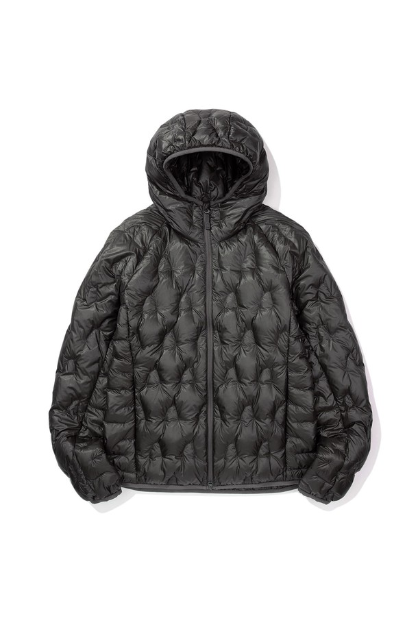 W) 하프돔(HALFDOME) 경량 구스다운 후드 재킷 BLACK은 가볍고 따뜻한 겨울을 위한 필수 아이템입니다. 캐주얼, 스포티, 미니멀 스타일을 모두 아우르는 디자인으로, 일상과 캠핑룩에 모두 활용 가능합니다. 오버핏으로 편안한 착용감을 제공하며, 부드러운 촉감의 구스다운 소재로 제작되어 뛰어난 보온성을 자랑합니다. 집업 스타일과 크롭 기장으로 활동성을 높였으며, 블랙 컬러의 무지 디자인으로 어떤 옷에도 쉽게 매치할 수 있습니다. 경량 후드 자켓으로 겨울철 가볍고 따뜻한 스타일을 연출해보세요.
