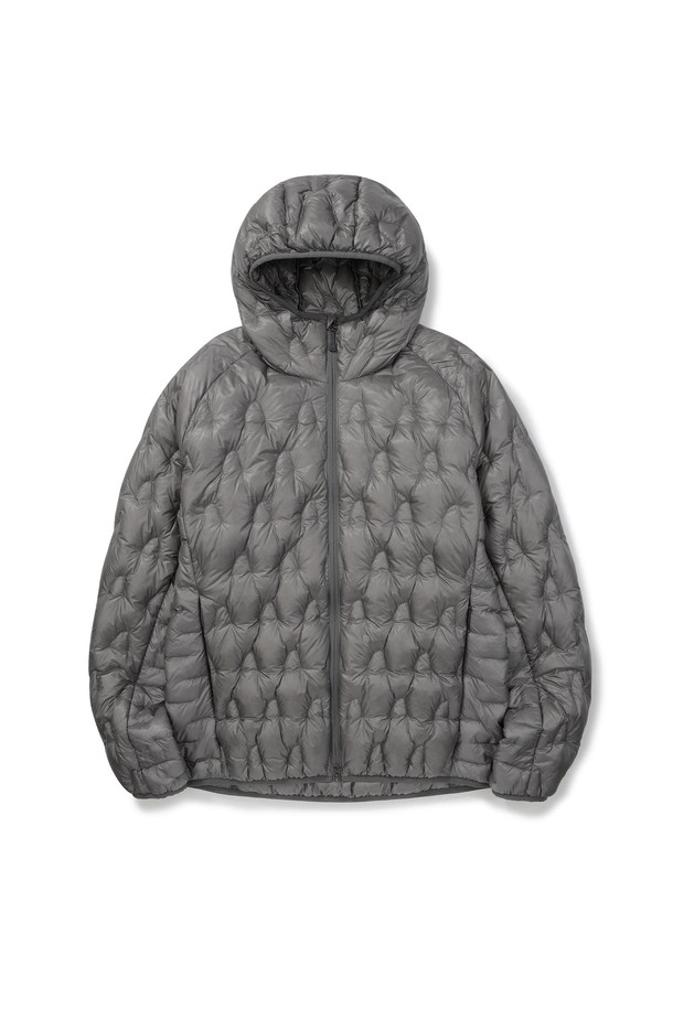 하프돔(HALFDOME) 경량 구스다운 후드 재킷 GREY는 겨울철 캐주얼 및 스포티 스타일을 연출하기에 좋은 숏패딩입니다. 오버핏으로 제작되어 편안한 착용감을 제공하며, 무지 디자인의 그레이 컬러는 어떤 옷에도 잘 어울립니다. 가볍고 따뜻한 구스다운 충전재와 부드러운 촉감으로 우수한 보온성을 자랑합니다. 집업 스타일의 긴 소매 후드 재킷으로, 일상생활에서 폭넓게 활용할 수 있습니다.
