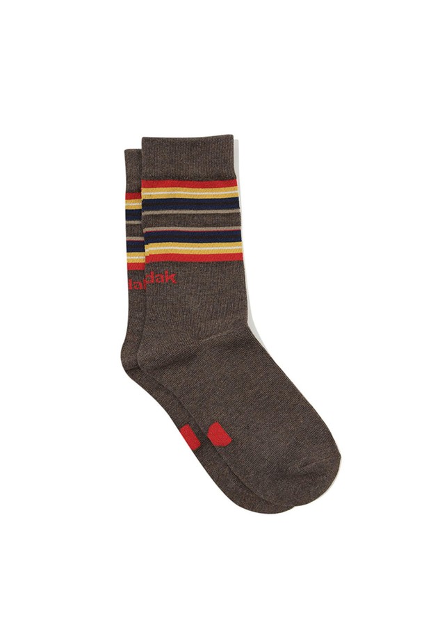 멀티 스트라이프 크루 삭스 브라운은 브라운, 그린, 베이지 컬러 배색의 스트라이프 패턴이 돋보이는 양말입니다. 면, 폴리에스테르, 폴리우레탄 혼방 소재로 제작되어 부드러운 촉감과 신축성을 제공하며, 사계절 내내 착용하기 좋습니다. 발목을 안정적으로 잡아주는 밴딩 처리와 30수 코마사 원사 사용으로 편안한 착용감을 선사합니다. 캐주얼, 미니멀, 클래식 스타일 어디에도 잘 어울리며, 동네 마실, 산책, 집콕 등 다양한 TPO에 활용할 수 있습니다. 미드카프 길이로 어떤 신발에도 매치하기 용이합니다.
