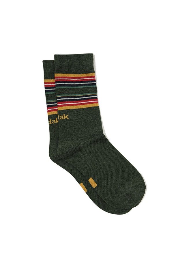 멀티 스트라이프 크루 삭스 GREEN (그린)은 캐주얼, 미니멀, 클래식 스타일을 즐기는 분들을 위한 사계절용 양말입니다. 면, 폴리에스터, 폴리우레탄 혼방 소재로 제작되어 부드러운 촉감과 뛰어난 신축성을 제공합니다. 그린, 브라운, 베이지 컬러의 스트라이프 패턴이 돋보이며, 미드카프 길이로 제작되어 편안한 착용감을 선사합니다. 동네 마실룩, 산책룩, 집콕룩 등 다양한 TPO에 활용하기 좋으며, 30수 코마면과 스판덱스 원사를 사용하여 내구성과 활동성을 높였습니다.
