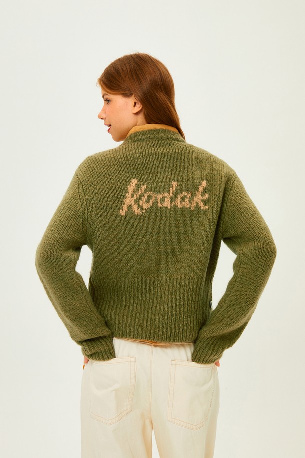 소프트 울 니트 자카드 가디건 우먼 KHAKI는 포근한 착용감을 선사하는 여성용 가디건입니다. 부드러운 모(wool) 혼방 소재로 제작되어 보온성이 뛰어나 가을, 겨울철 데일리룩에 적합합니다. 등판에는 로고 자카드 디테일이 포인트로 들어가 있으며, 세미크롭 기장과 세미크롭핏으로 트렌디한 스타일을 연출합니다. 카키, 밀란지 그레이, 오렌지 세 가지 색상으로 출시되었으며, 베이직, 클래식, 미니멀 무드를 즐기는 여성에게 추천합니다. 긴 소매와 두꺼운 두께감으로 따뜻하게 착용할 수 있으며, 뛰어난 통기성과 신축성으로 활동성까지 보장합니다.
