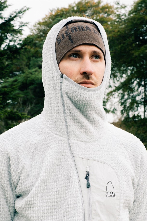 테나야(TENAYA) 울 비니 BROWN은 부드러운 촉감의 울 소재로 제작되어 가을, 겨울철 따뜻하게 착용하기 좋은 비니입니다. 톤 다운된 브라운 컬러의 무지 디자인으로, 클래식, 미니멀, 캐주얼 등 다양한 스타일과 훌륭하게 어울립니다. 두꺼운 두께감과 일반적인 모자 깊이로 제작되어 포근한 착용감을 선사합니다. 일상생활에서 스타일리시하게 활용할 수 있는 아이템입니다.
