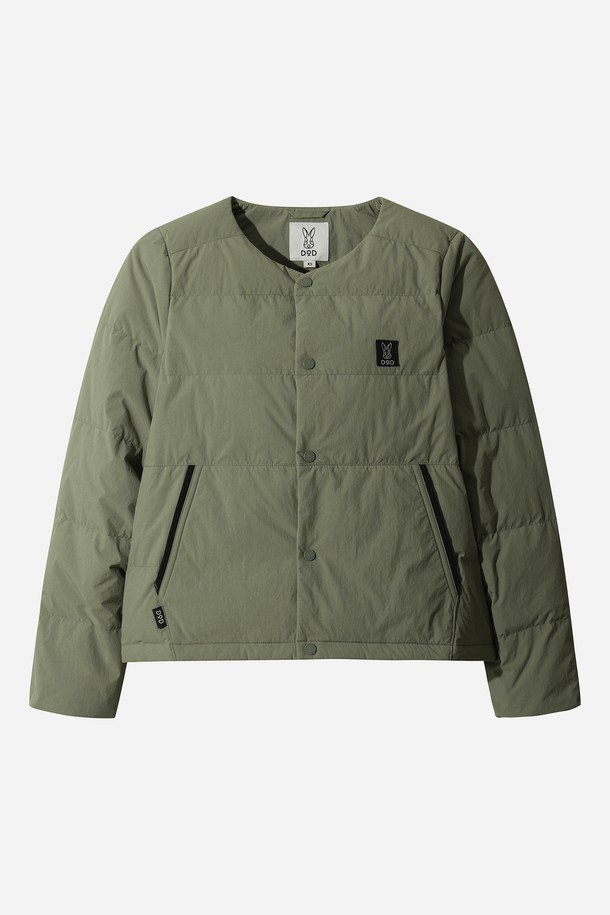 여성용 코나 라이트 D7 다운 재킷(KHAKI)은 일상과 아웃도어 활동 모두에 적합한 겨울철 필수 아이템입니다. 부드러운 촉감의 나일론 소재를 사용하여 편안한 착용감을 제공하며, 두꺼운 두께감으로 뛰어난 보온성을 자랑합니다. 경량 설계와 레귤러핏 디자인으로 활동성을 높였으며, 스포티하고 캐주얼한 스타일을 연출하기 좋습니다. 무지 디자인에 크롭 기장, 긴 소매와 스냅 여밈 방식을 적용하여 미니멀하면서도 세련된 분위기를 더합니다. 방풍 기능까지 갖춰 추운 날씨에도 따뜻하고 스타일리시하게 연출할 수 있습니다.
