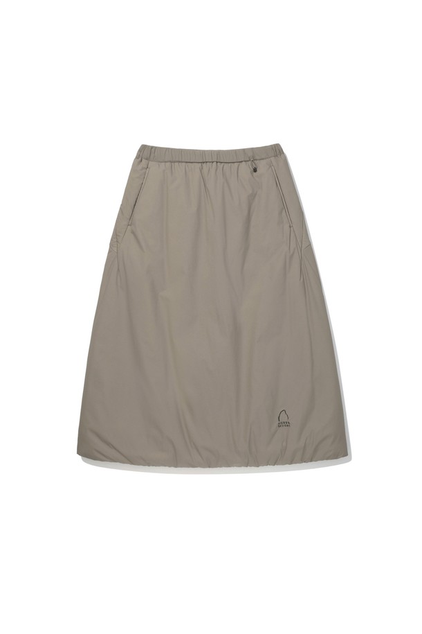 W(로사) 인슐레이션 스커트 BROWN는 여성용 인슐레이션 스커트로, 가을과 겨울에 따뜻하게 착용할 수 있습니다. 브라운 컬러의 무지 디자인에 A라인 핏으로 캐주얼하면서도 스포티한 스타일을 연출합니다. 방수, 방풍, 보온, 경량 기능성을 갖춰 일상, 여행, 아웃도어 활동에 적합합니다. 프리마로프트 골드 충전재를 사용하여 보온성을 높였으며, 허리 스트링과 밑단 스트링으로 실루엣 조절이 가능합니다.
