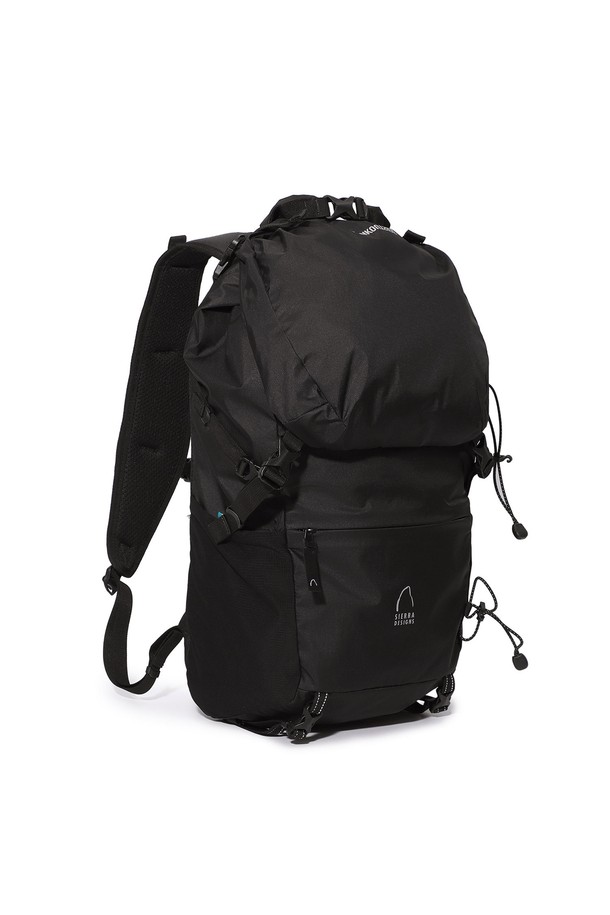 넥서스(NEXUS) 3레이어 컨버터블 백팩 28L BLACK은 남성을 위한 라지 사이즈 백팩입니다. 방수 기능과 경량 설계를 갖춘 블랙 색상의 무지 백팩으로, 나일론 소재를 사용하여 제작되었습니다. 컨버터블 디자인으로 크로스백 변형이 가능하며, 분리형 상단 덮개, 볼륨 조절, 숨겨진 전면 포켓, 메쉬 사이드 포켓, 하단 웨빙 스트랩 등의 다양한 특징을 갖추었습니다. 하이킹, 여행, 백패킹 등 다양한 용도로 활용할 수 있으며, 등산룩, 캠핑룩, 여행룩과 같은 TPO에 어울립니다. 캐주얼, 고프코어, 미니멀 스타일을 선호하는 고객에게 적합한 제품입니다.
