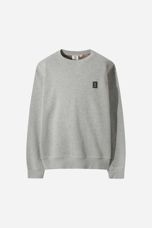 유니) 트리플 컬러 스웻 맨투맨(MELANGE GREY STANDARD)은 멜란지 그레이 컬러의 유니섹스 맨투맨입니다. 면 소재로 제작되어 부드러운 촉감을 선사하며, 레귤러핏과 라운드넥 디자인으로 편안한 착용감을 제공합니다. 봄, 가을, 겨울 세 계절 모두 활용 가능하며, 일상 및 스포츠 활동에 적합합니다. 캐주얼, 스포티, 미니멀 스타일을 모두 소화할 수 있으며, 출근룩과 캠핑룩에도 활용하기 좋습니다. 트리플 컬러 디자인이 특징이며, 긴 소매 기장의 레귤러 기장 상의입니다.
