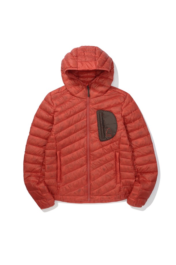 W) 로사(ROSA) 경량 구스다운 후드 재킷 RED는 여성용 구스다운 재킷입니다. 일상과 스포츠 활동 모두에 적합하며, 겨울철 따뜻함과 스타일을 동시에 제공합니다. 숏패딩 스타일의 크롭 기장으로, 가볍고 부드러운 촉감의 경량 구스다운 소재를 사용하였습니다. 레드 컬러의 무지 디자인에 집업 여밈 방식과 긴 소매, 후드 디테일이 스포티하면서도 캐주얼한 매력을 더합니다. 여행이나 캠핑 시에도 적합하며, 미니멀한 스타일 연출에 용이합니다.
