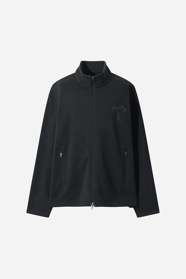 **남성) 템프니트 집업 재킷(BLACK)**

부드러운 촉감의 니트 소재로 제작된 남성용 집업 재킷입니다. 일상과 가벼운 스포츠 활동에 모두 적합하며, 봄, 가을 간절기에 활용하기 좋습니다. 심플한 디자인과 레귤러핏으로 스포티, 캐주얼, 미니멀 스타일을 연출할 수 있습니다. 얇은 두께감으로 편안하게 착용 가능하며, 보온 기능도 갖추었습니다. 블랙 컬러의 무지 디자인으로 어떤 옷에도 쉽게 매치할 수 있는 실용적인 아이템입니다.
