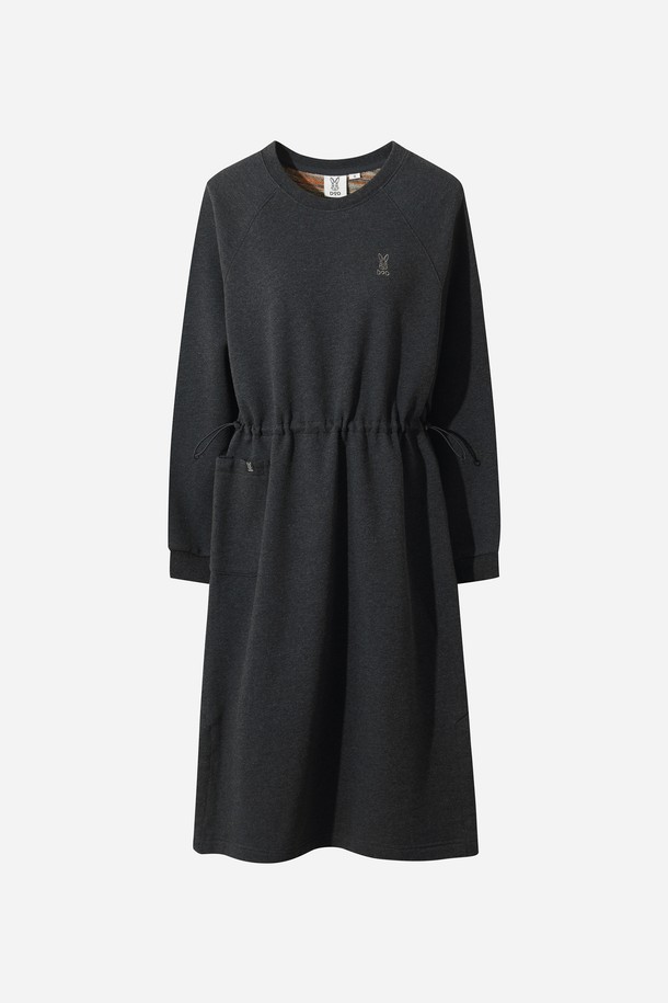 여성) 트리플 컬러 원피스(다크 멜란지)는 봄, 가을에 어울리는 여성용 원피스입니다. 베이직하고 미니멀한 스타일로, 데이트룩과 모임룩에 적합하며, 캐주얼, 클래식 스타일 연출에도 좋습니다. 부드러운 플레어 A라인 치마핏에 7부 소매와 라운드넥 디자인이 특징이며, 하이웨스트 디자인으로 다리가 길어 보이는 효과를 줍니다. 다크 멜란지 컬러의 무지 원피스로, 다양한 스타일을 연출하기 용이합니다.
