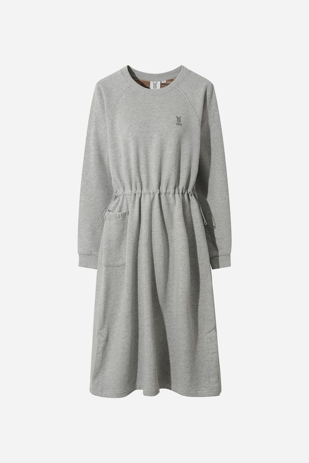 **상품 설명:**

여성) 트리플 컬러 원피스(멜란지 그레이 스탠다드)는 봄, 가을에 어울리는 A라인 핏의 캐주얼 원피스입니다. 멜란지 그레이 컬러의 부드러운 면 소재로 제작되어 편안한 착용감을 선사하며, 7부 소매와 라운드넥 디자인이 특징입니다. 허리 밴딩과 포켓 디테일이 실용성을 더하여 산책룩, 봄 소풍룩 등 다양한 일상 스타일을 연출하기 좋습니다. 무지 디자인으로 미니멀하고 클래식한 분위기를 자아내, 데일리룩으로 활용하기 좋은 아이템입니다. 루즈핏으로 편안하게 착용 가능합니다.
